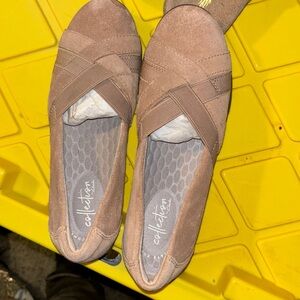 This is the shoe by Clark kind of dress shoe they’re tan. They’re very nice.